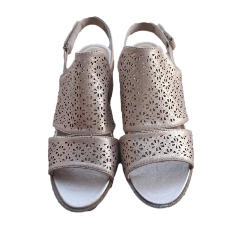 𝅺SO Sparkly Gold Sandals Kids Size  3